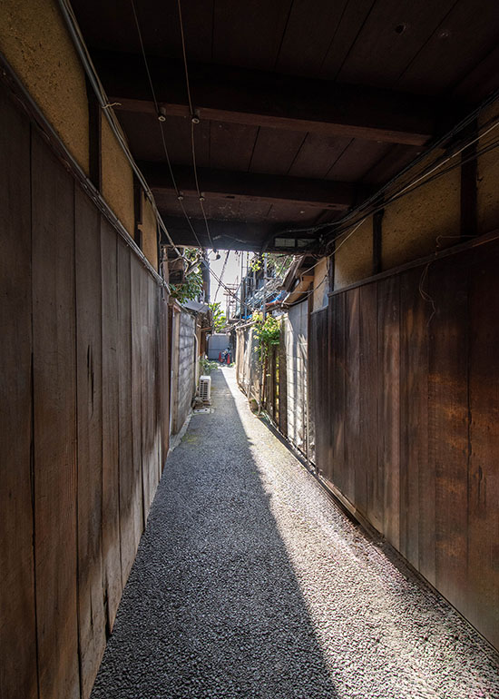 トンネル路地の向こう側 -翡翠（ひすい）-（京都市東山区本町十二丁目）