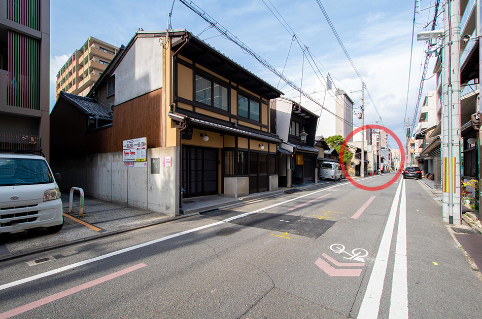 写真_入口の近くに八幡山の山鉾が建つ