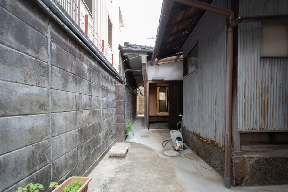 写真_母屋の横の通路（中京区三条町）