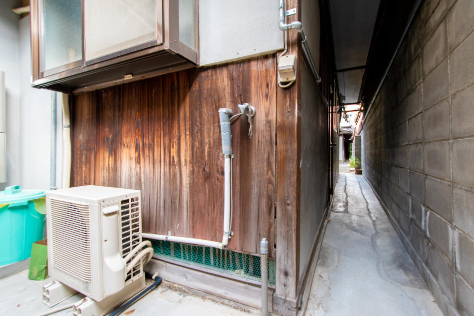 写真_玄関横の通路（中京区三条町）